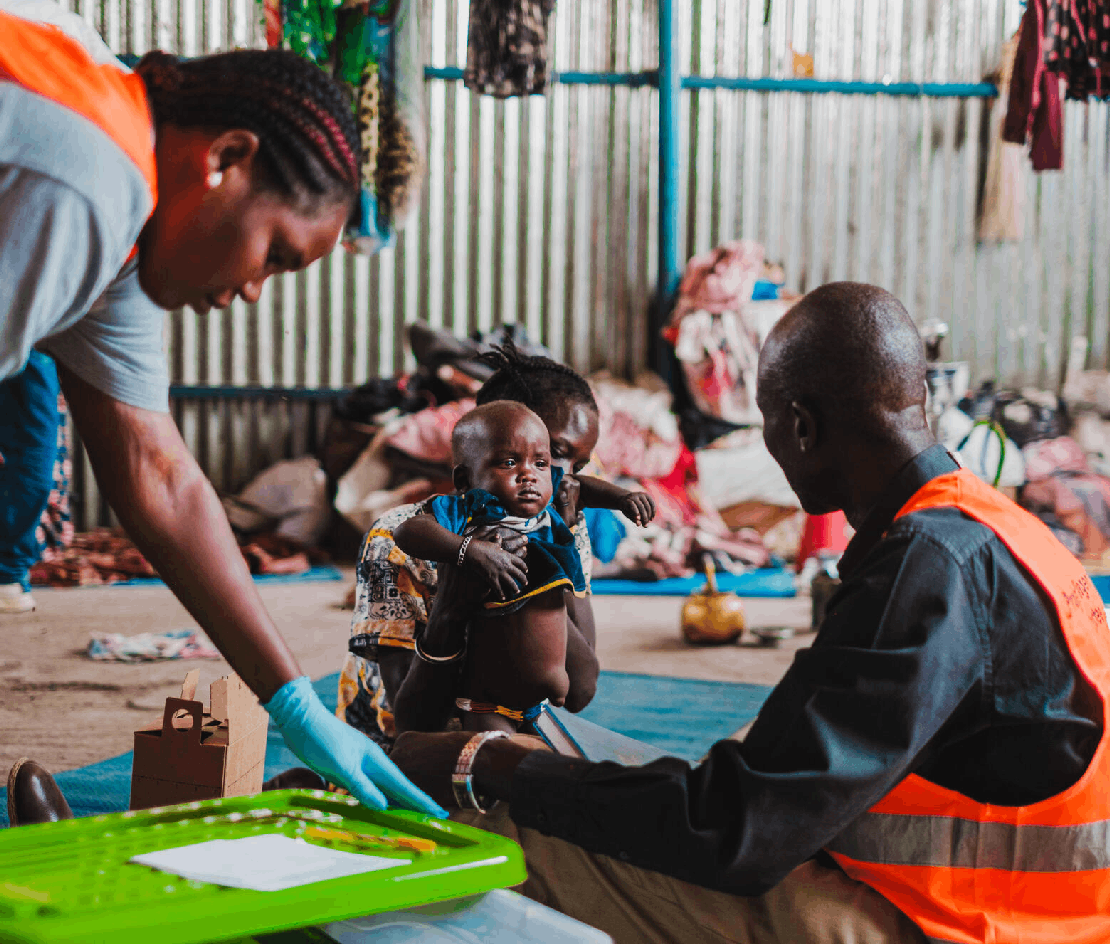 의료 서비스를 받고 있는 아동과 보호자